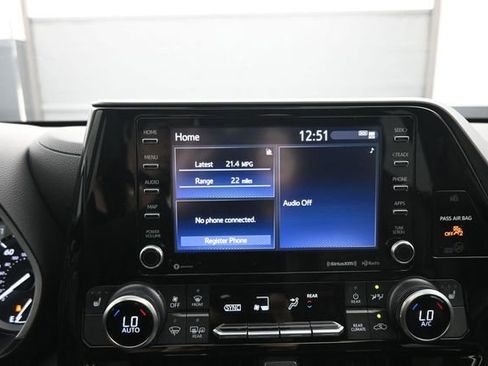 Used 2021 Toyota Highlander XLE AWD/4WD image 19