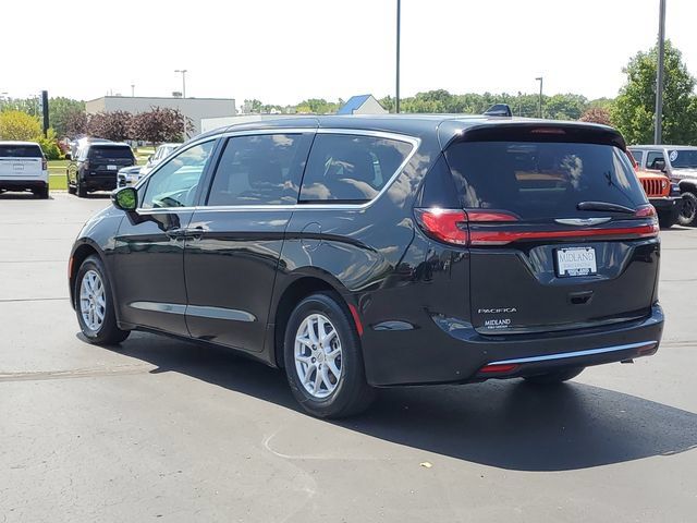 Used 2023 Chrysler Pacifica Touring-L FWD image 4