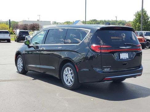 Used 2023 Chrysler Pacifica Touring-L FWD image 4