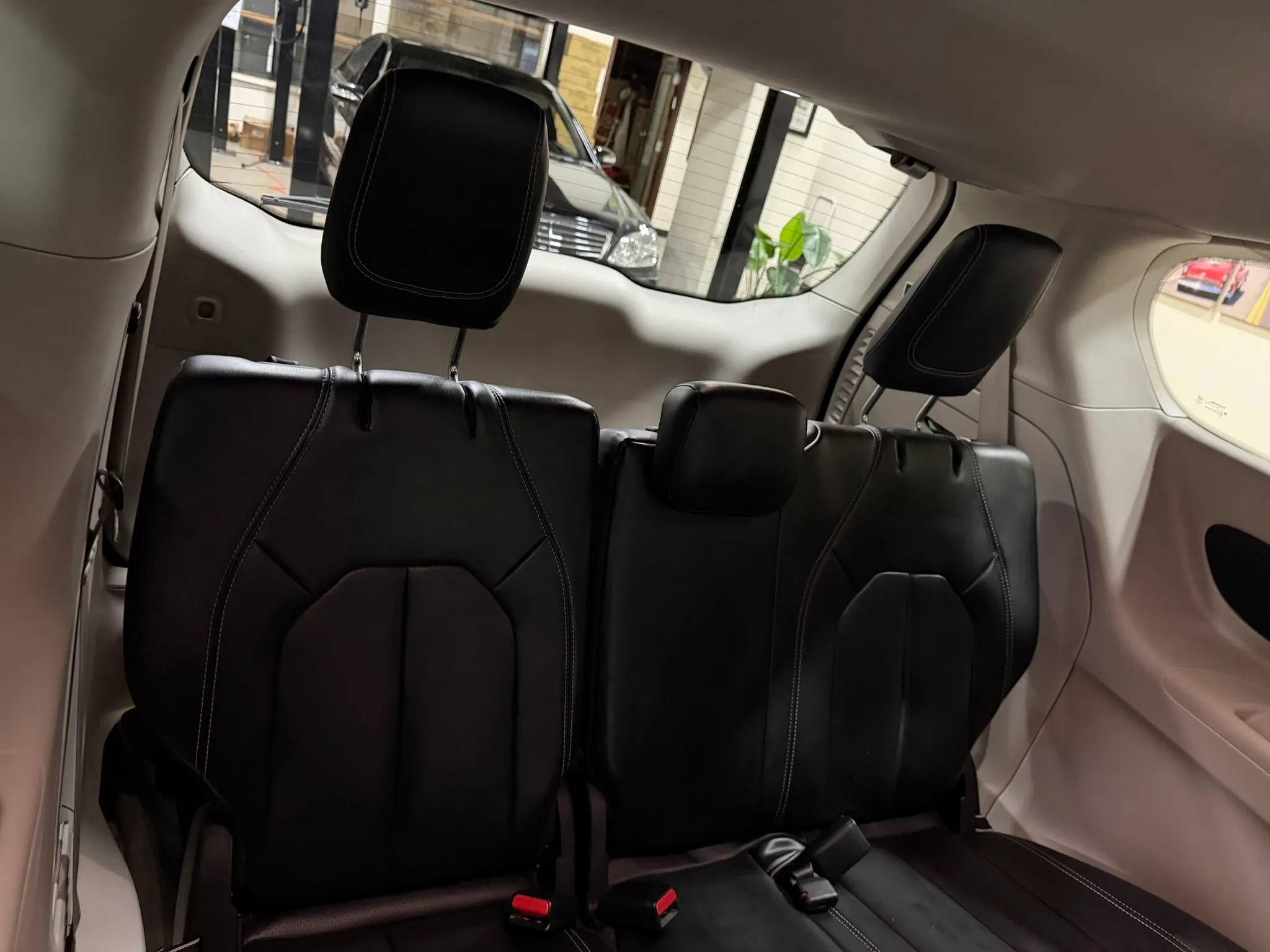 Used 2023 Chrysler Pacifica Touring-L FWD image 38