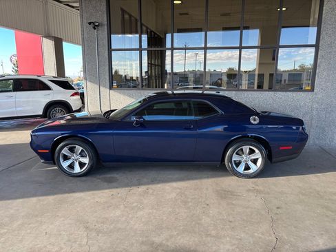 Used 2015 Dodge Challenger SXT image 2