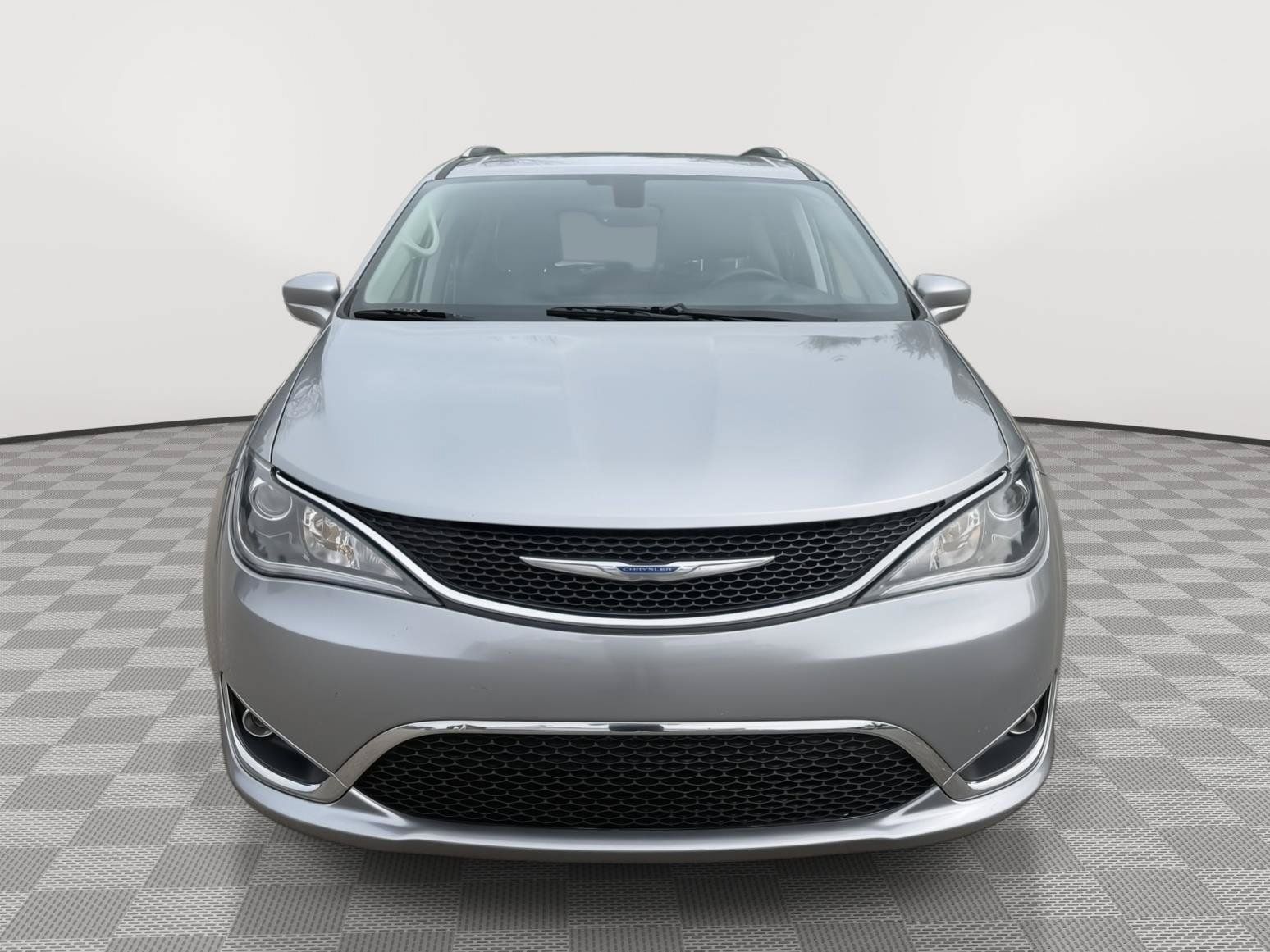 Used 2018 Chrysler Pacifica Touring-L Plus FWD image 2