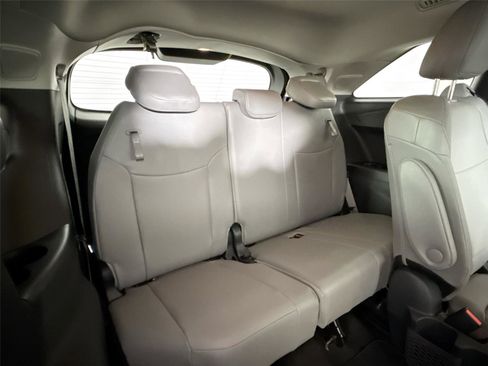 Used 2025 Toyota Sienna XLE image 41