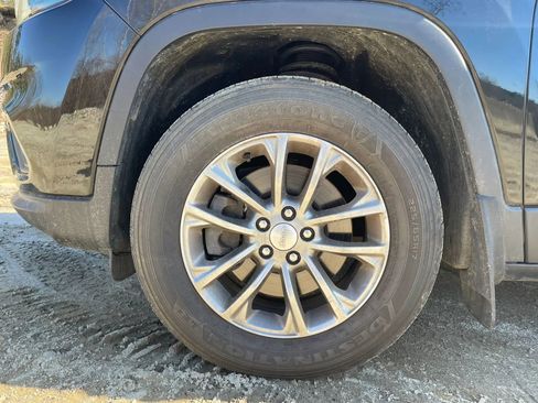 Used 2019 Jeep Cherokee Latitude Plus w/ Cold Weather Group AWD/4WD image 32
