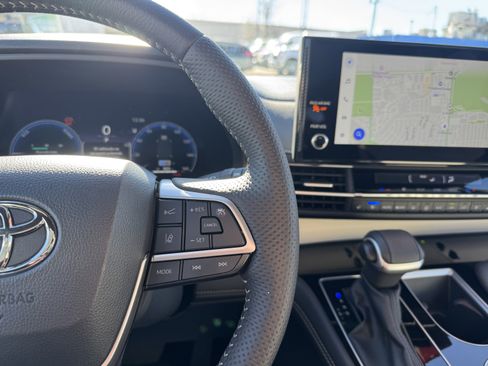 Used 2025 Toyota Sienna Platinum image 25