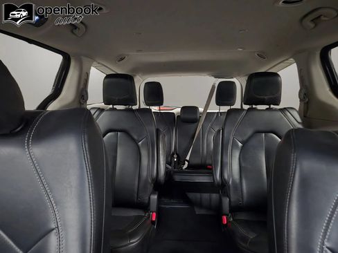 Used 2023 Chrysler Pacifica Touring-L FWD image 14