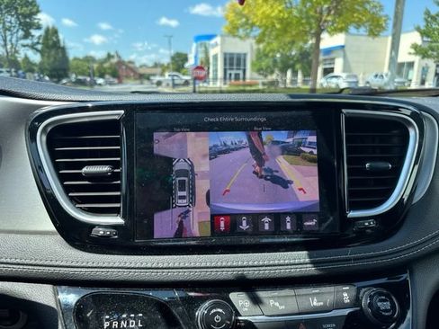 Used 2021 Chrysler Pacifica Limited w/ Uconnect Theater Family Group FWD image 14