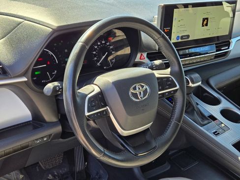 Used 2025 Toyota Sienna XLE FWD image 21