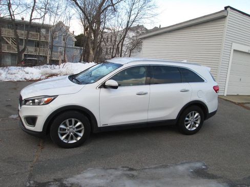 Used 2016 Kia Sorento LX w/ LX Convenience Package image 3