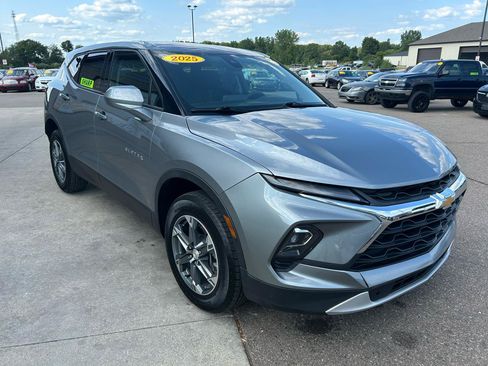 Used 2025 Chevrolet Blazer LT FWD image 3
