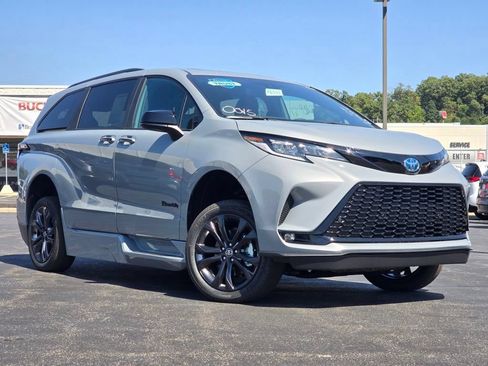 Used 2025 Toyota Sienna XSE w/ XSE Plus Package FWD image 1