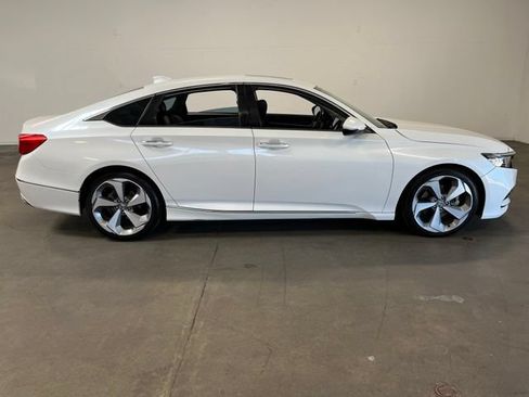 Used 2019 Honda Accord Touring image 2