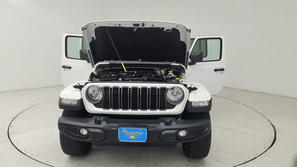 Used 2025 Jeep Gladiator Sport AWD/4WD image 9