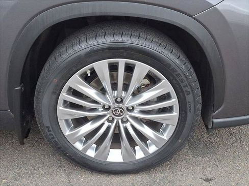 Certified 2024 Toyota Highlander Platinum AWD/4WD image 28