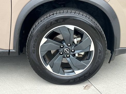 Used 2025 Nissan Rogue SV FWD image 11