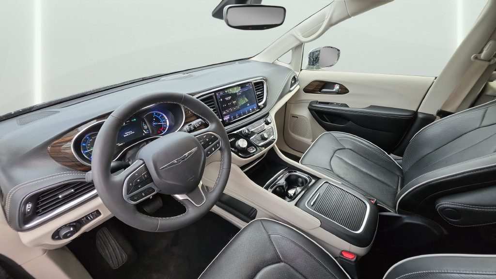 Used 2023 Chrysler Pacifica Limited w/ Uconnect Theater Family Group FWD image 16
