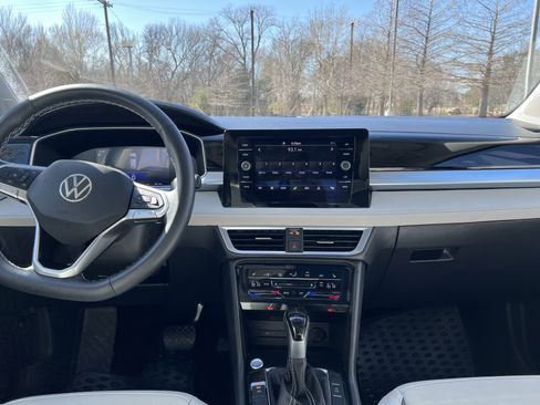 Certified 2025 Volkswagen Taos SE w/ Panoramic Sunroof Package FWD image 29