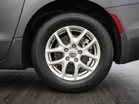 Used 2023 Chrysler Pacifica Touring-L FWD image 45