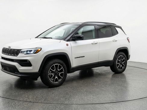 Used 2025 Jeep Compass Trailhawk image 3