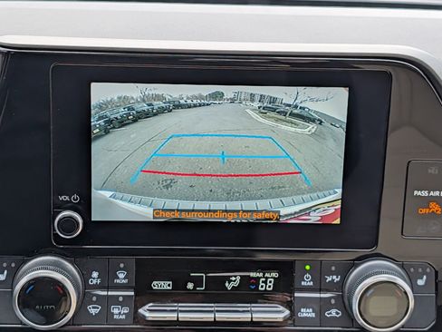 Used 2023 Toyota Highlander XLE AWD/4WD image 33