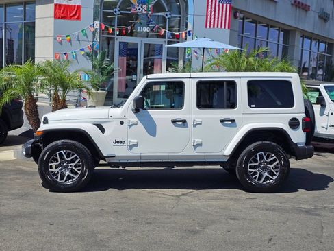 Used 2025 Jeep Wrangler Unlimited Sahara AWD/4WD image 4