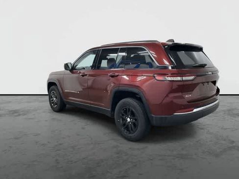 Used 2023 Jeep Grand Cherokee Laredo AWD/4WD image 9