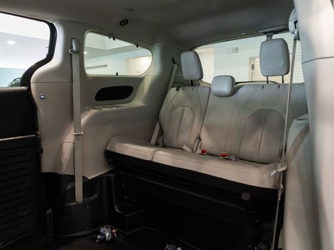 Used 2021 Chrysler Pacifica Touring-L FWD image 19