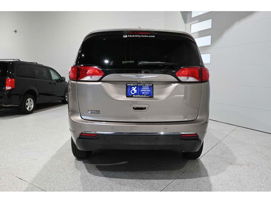 Used 2017 Chrysler Pacifica Touring-L FWD image 7