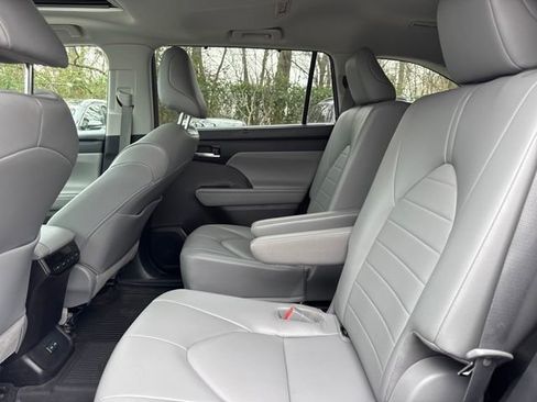 Used 2022 Toyota Highlander XLE image 11
