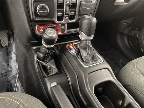 Used 2024 Jeep Wrangler Unlimited AWD/4WD image 29