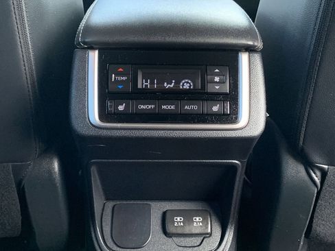 Used 2022 Subaru Ascent Limited image 32