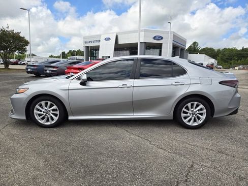 Used 2021 Toyota Camry LE FWD image 4