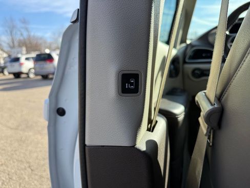 Used 2018 Chrysler Pacifica Touring-L image 26