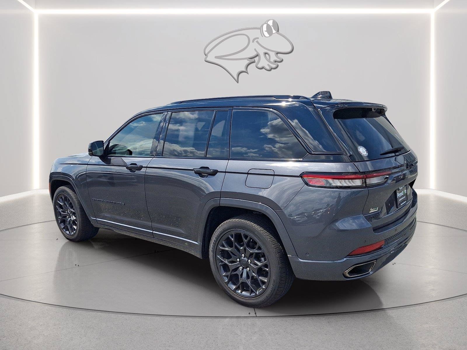 Used 2025 Jeep Grand Cherokee Summit AWD/4WD image 3