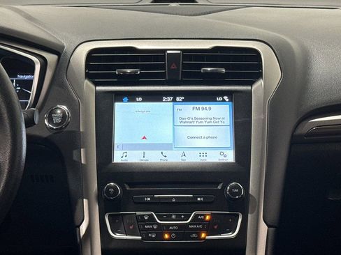 Used 2018 Ford Fusion SE w/ Fusion SE Technology Package image 12