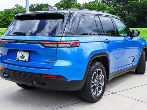 Used 2022 Jeep Grand Cherokee Trailhawk w/ Advanced Protech Group II AWD/4WD image 18
