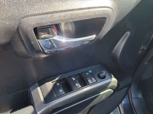 Used 2020 Toyota Tacoma TRD Sport image 18