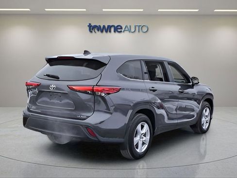 Used 2023 Toyota Highlander LE AWD/4WD image 6