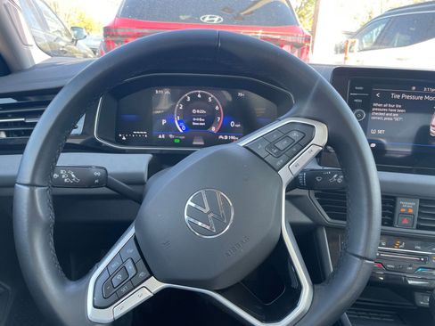 Used 2025 Volkswagen Jetta SE image 28