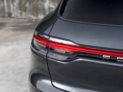 Certified 2023 Porsche Macan AWD/4WD image 18