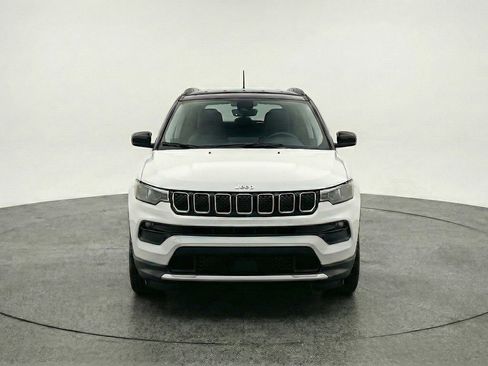 Used 2025 Jeep Compass Latitude AWD/4WD image 2