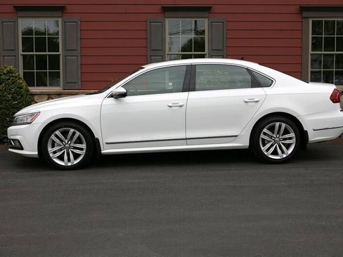 Used 2017 Volkswagen Passat 1.8T SE FWD image 4