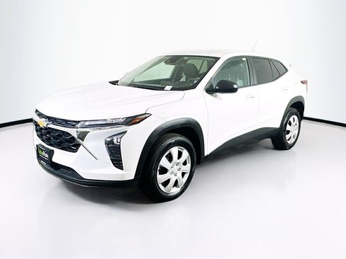 Used 2025 Chevrolet Trax LS FWD image 3