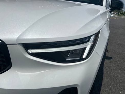 Certified 2025 Volvo XC40 B5 Plus AWD/4WD image 8