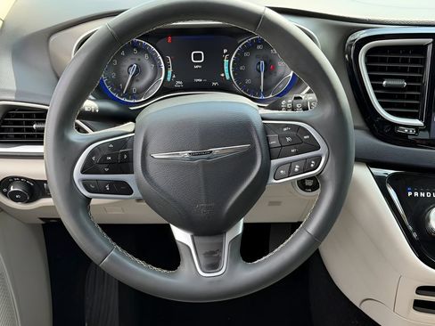 Used 2023 Chrysler Pacifica Touring-L FWD image 16
