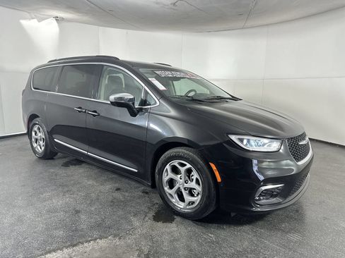 Used 2022 Chrysler Pacifica Limited FWD image 2