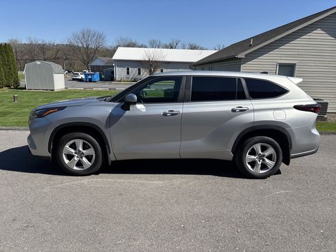 Used 2024 Toyota Highlander LE AWD/4WD image 7