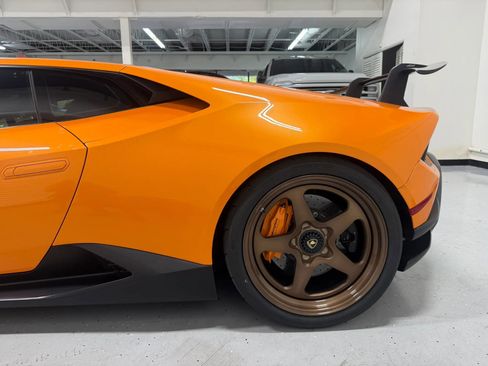 Used 2018 Lamborghini Huracan Performante AWD/4WD image 10