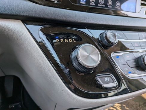 Used 2017 Chrysler Pacifica Touring-L FWD image 18