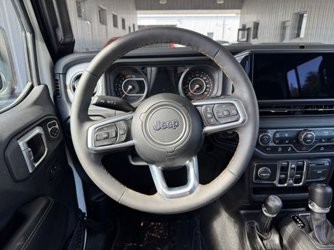 Used 2025 Jeep Wrangler Sahara image 27